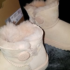 New UGG w mini Bailey Button ll size 7, amberlight